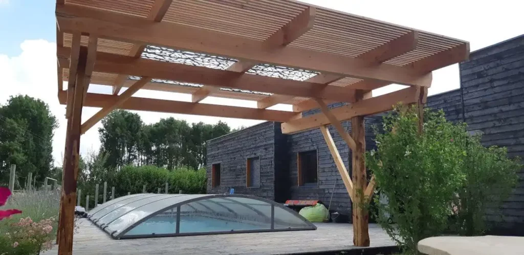 Charpentier a Salagnon (38) qui installe une pergola en ossature bois